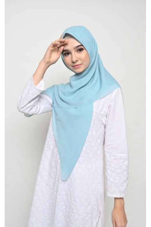 Hijab Segi 4 Voal Gucci Jahit Tepi Cerulian